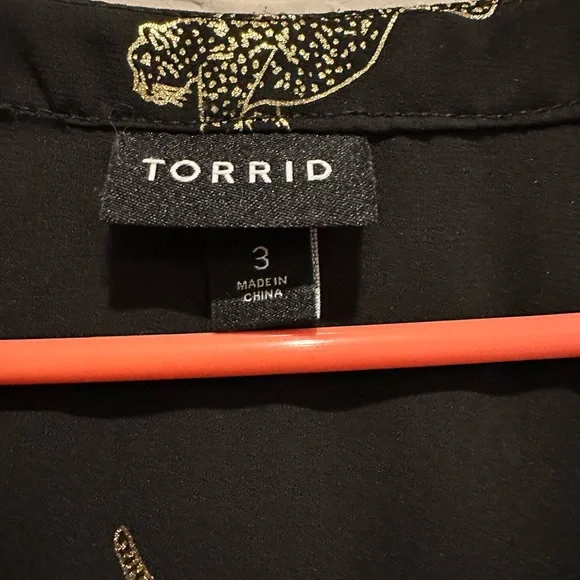 PRICE DROP! Torrid black and gold leopard short sleeve top size 3 - Picture 3 of 5